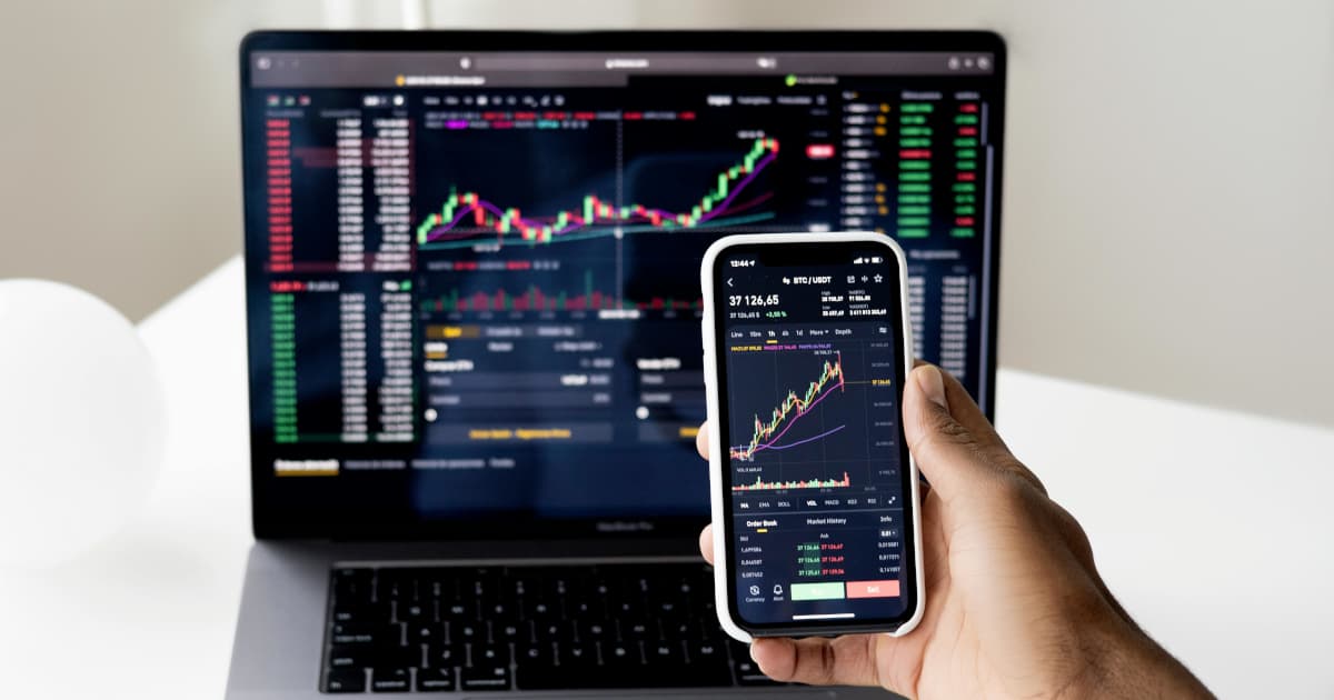 Les prix de l'or augmentent alors que la Fed maintient ses taux et évoque des baisses futures